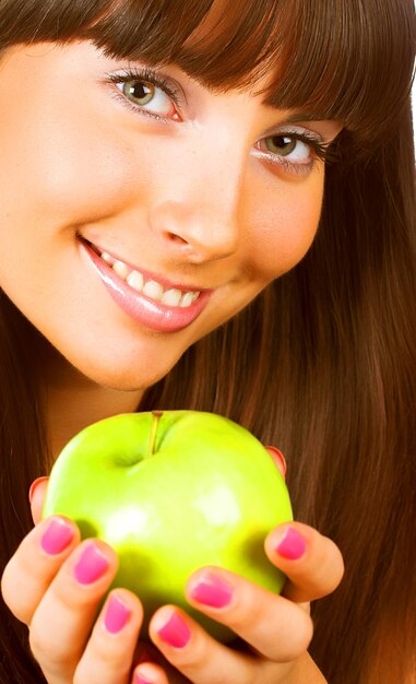 Foto mujer joven sosteniendo una manzana verde