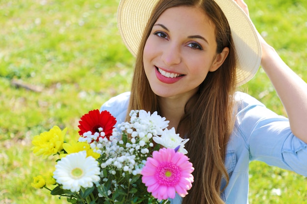 Mujer joven sosteniendo un ramo de flores