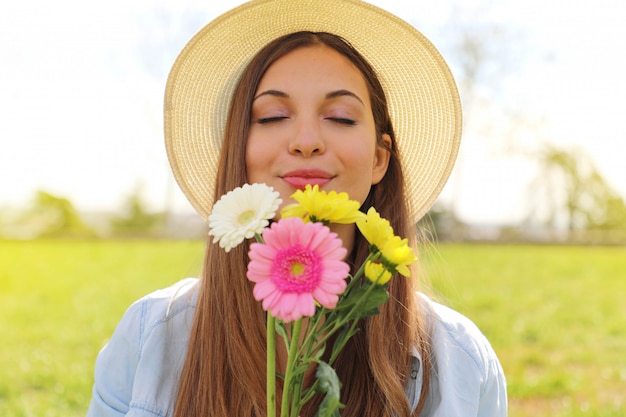 Foto mujer joven sosteniendo un ramo de flores