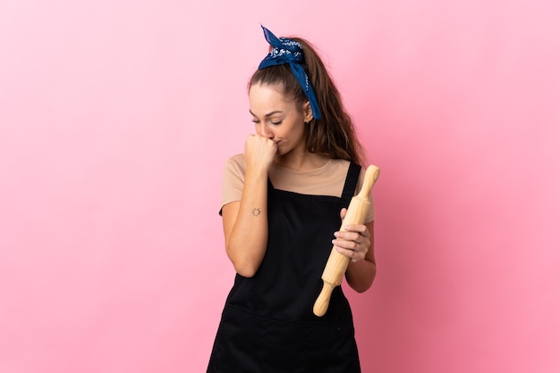 Foto mujer joven sosteniendo un rodillo con dudas