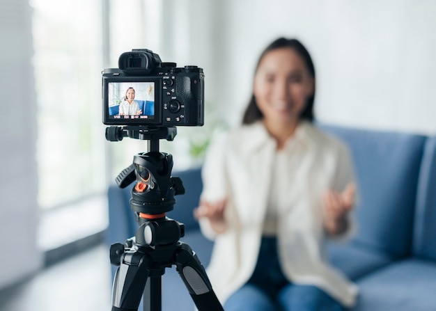 Foto mujer joven, streaming, de, casa