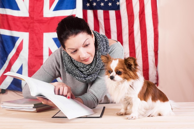 Mujer joven y su perro aprendiendo inglés