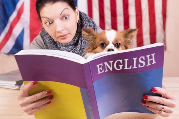 Foto mujer joven y su perro aprendiendo inglés