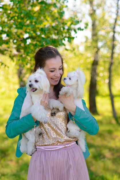 Mujer joven con su perro. Concepto de amistad y animal.