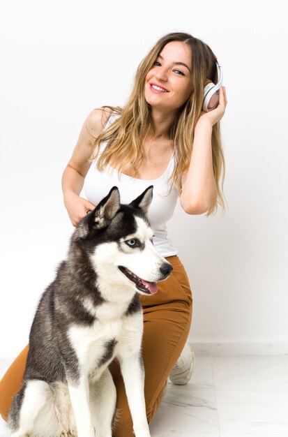 Mujer joven con su perro husky