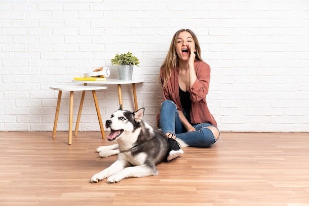 Mujer joven con su perro en el interior