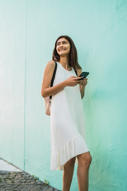 Mujer joven con su teléfono móvil.