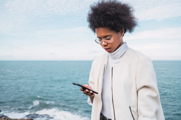 Mujer joven con su teléfono móvil.