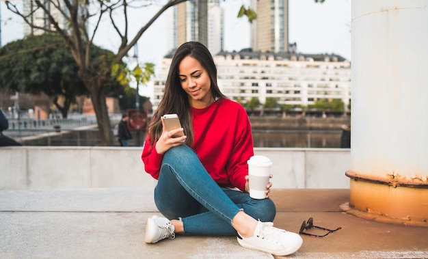 Mujer joven con su teléfono móvil.