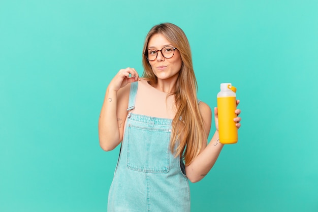 Mujer joven con un suave aspecto arrogante, exitoso, positivo y orgulloso