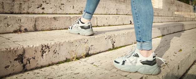 Mujer joven subiendo las escaleras en la ciudad