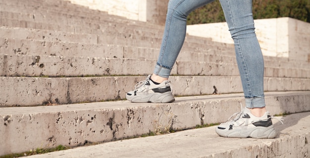 Mujer joven subiendo las escaleras en la ciudad.