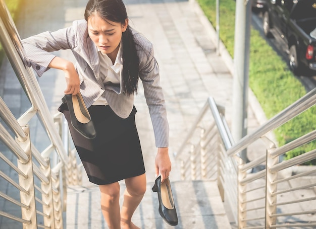 Foto mujer joven subiendo las escaleras.