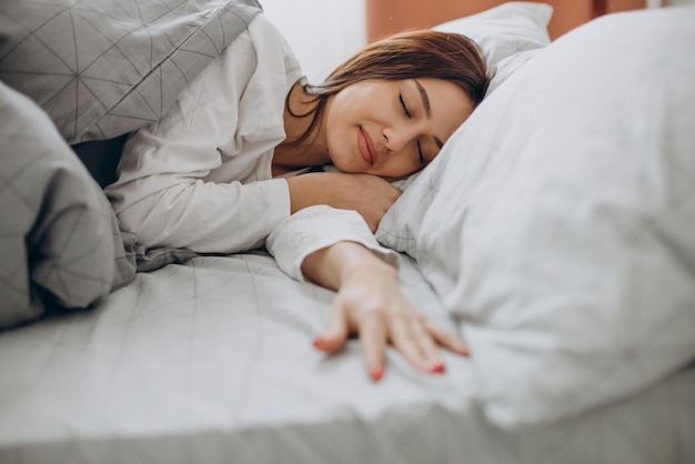 Mujer joven, sueño, en, ella, cama