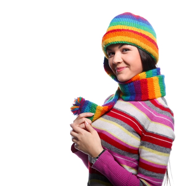 Mujer joven en suéter cálido y bufanda con sonrisa feliz