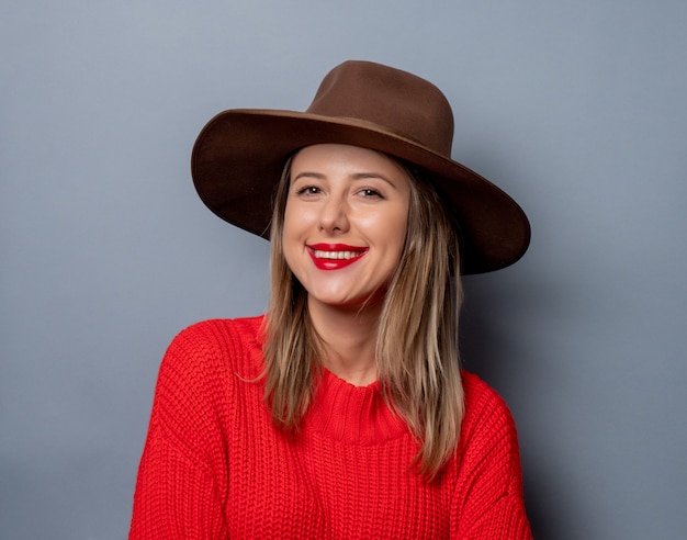 mujer joven en suéter rojo y sombrero