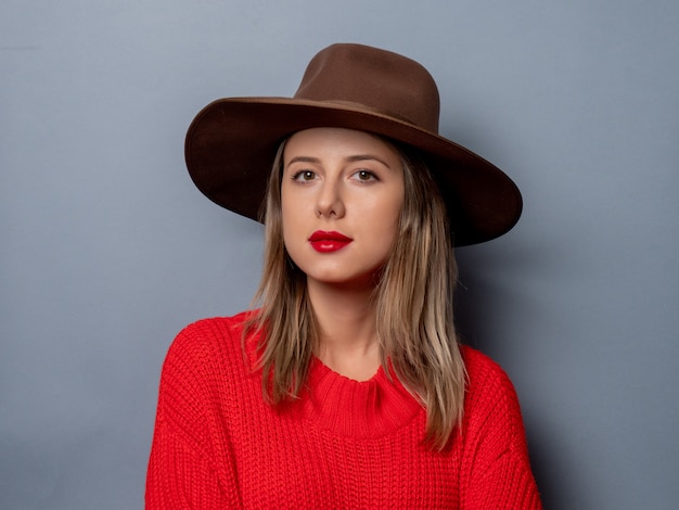 mujer joven en suéter rojo y sombrero