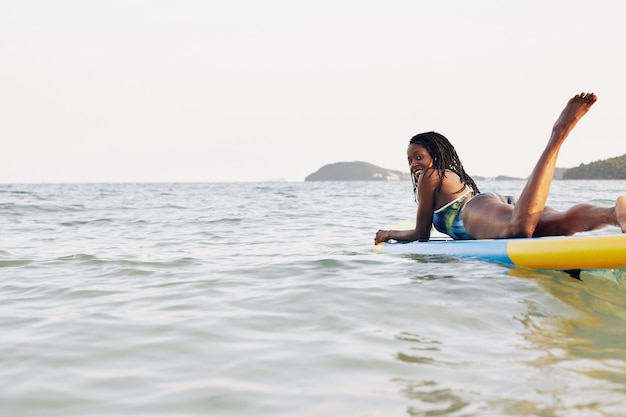 Mujer joven, sup, surf