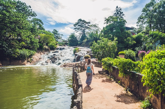 Mujer joven en la superficie de la hermosa cascada de Camly en la ciudad de Da Lat,