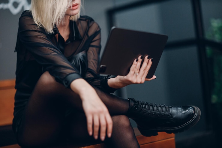 Foto mujer joven con tableta digital interior. redes sociales y uso del concepto de tecnología.