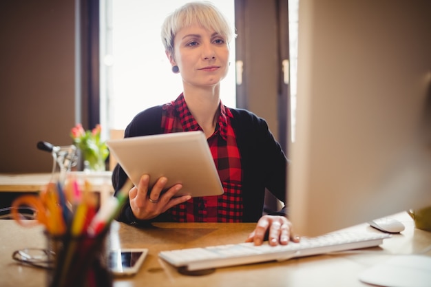 Mujer joven con tableta digital