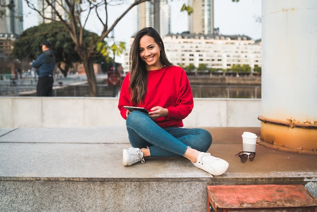 Mujer joven con una tableta digital