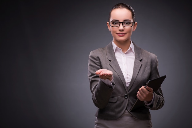 Mujer joven con tableta en el negocio