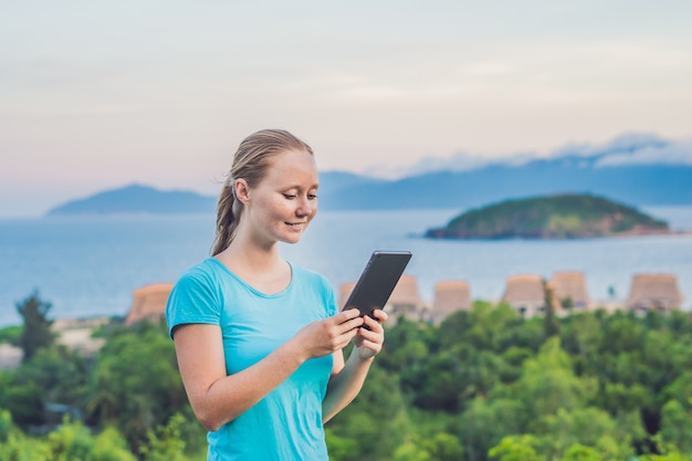 Mujer joven, con, un, tableta., Paisaje al aire libre