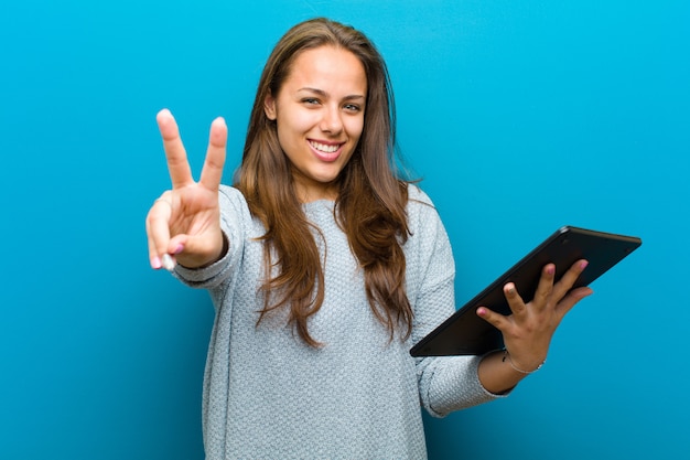 Mujer joven con una tableta