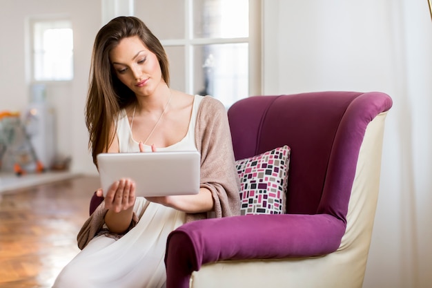 Mujer joven con tableta