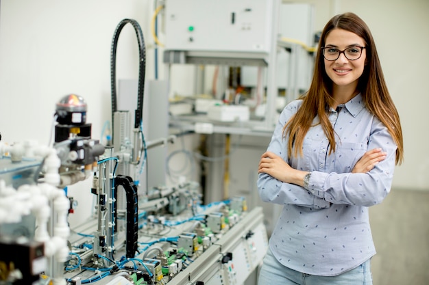 Mujer joven en taller electrónico