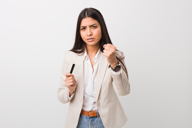 Mujer joven con una tarjeta de crédito que muestra el puño