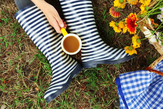 Mujer joven, con, taza de café, sentado, en, pradera, aire libre