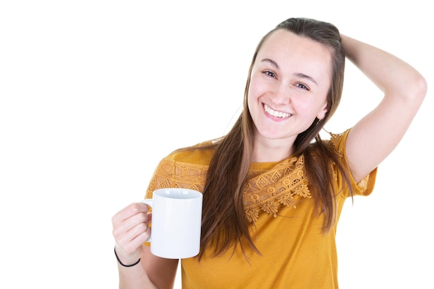 mujer joven, con, taza de café, sonriente, con, blanco, copyspace, plano de fondo