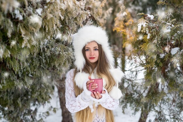 Mujer joven con taza de café en Winter Park