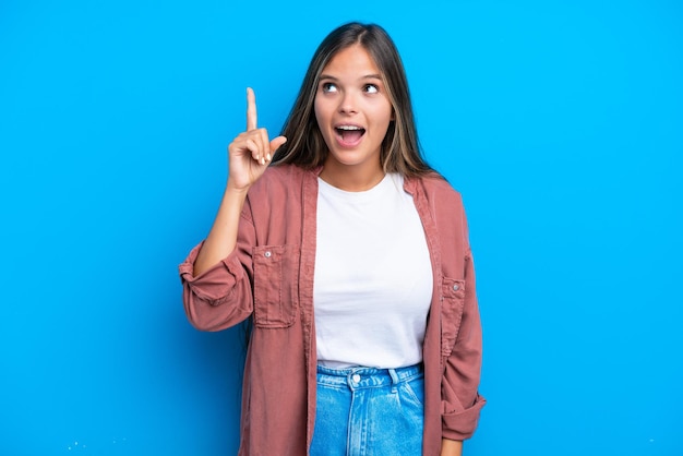 Mujer joven con tazón de cereales con copyspace imaginario en la palma