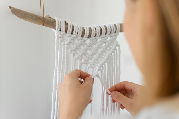 Mujer joven con la técnica de macramé