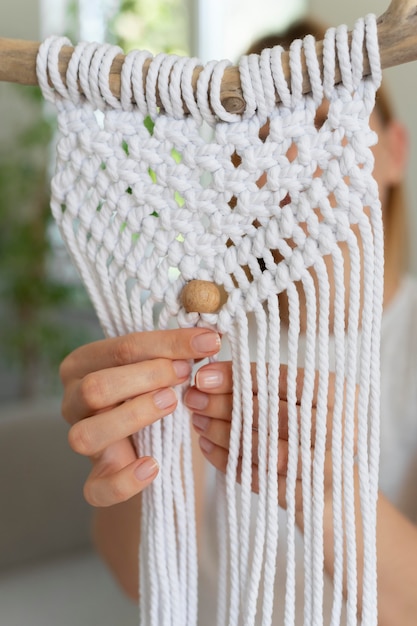 Foto mujer joven con la técnica de macramé