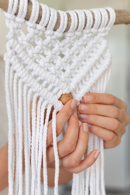 Mujer joven con la técnica de macramé