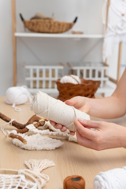 Mujer joven con la técnica de macramé