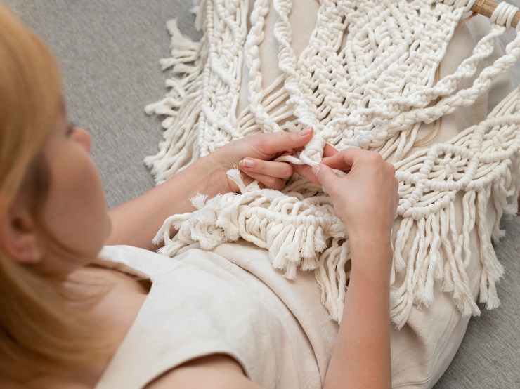 Foto mujer joven con la técnica de macramé
