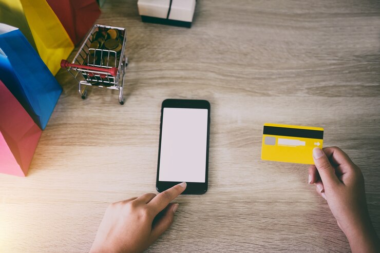 Foto mujer joven con teléfono inteligente para el sitio web de compras en línea y pagar con tarjeta de crédito