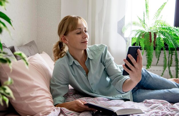 una mujer joven y un teléfono inteligente