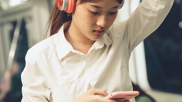 Mujer joven teléfono móvil en tren público