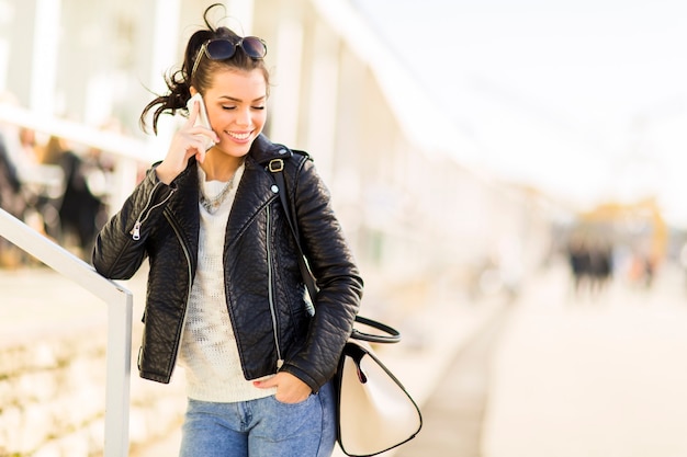 Mujer joven, con, teléfono móvil