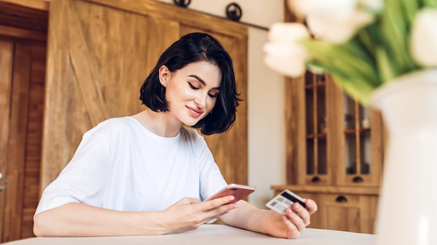 Mujer joven con un teléfono en sus manos