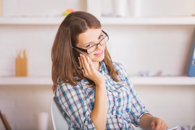 Mujer joven en el teléfono