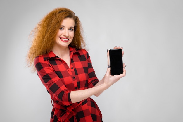 Mujer joven con telefono