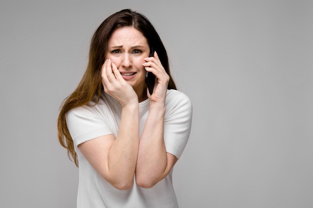 Mujer joven, con, teléfono