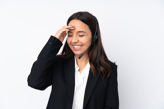 Mujer joven telemarketer aislada sobre fondo blanco sonriendo mucho